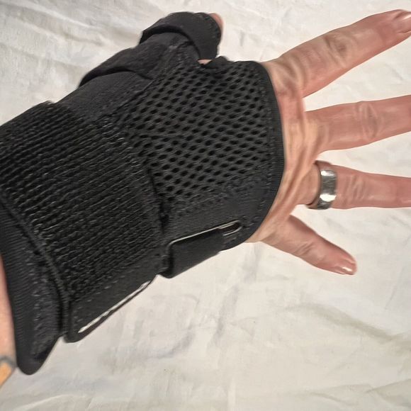 MUELLER Sports Medicine Reversible Thumb Stabilizer Black Adjustable - Picture 1 of 7